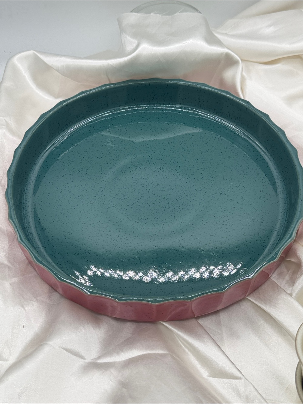 Denby Harlequin quiche or pie dish, a forest green interior and a red exterior.